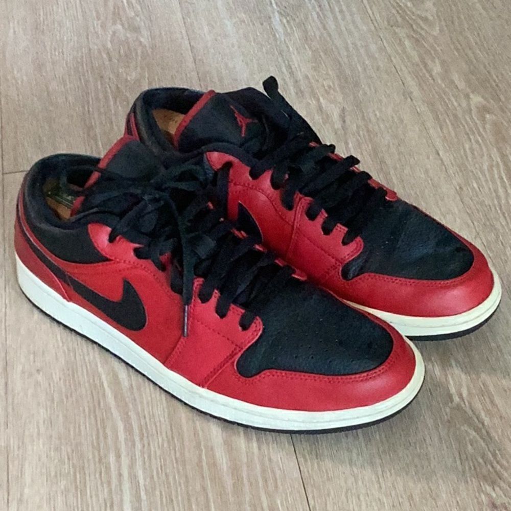 Jordan 1 Low “Reverse Bred Pebbled Swoosh” PreOwned NB!